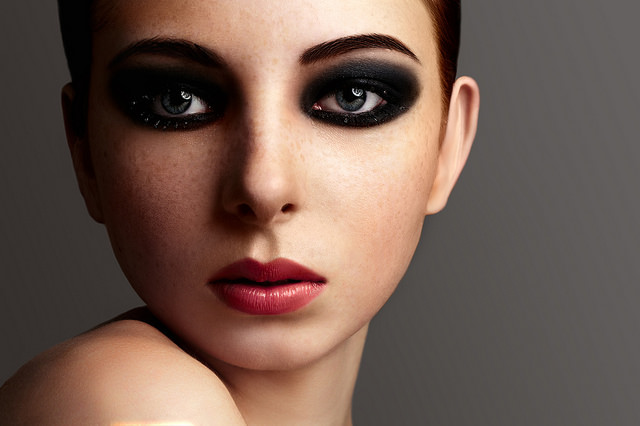 8 Steps Guide to glamours smokey eyes