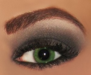 8 Steps Guide to glamours smokey eyes