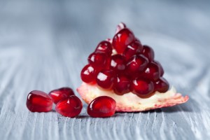 how to peel a pomegranate 300x200 - Hidden Beauty Benefits Of Pomegranate Peel