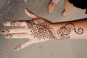 25 DIY Mehndi Designs for Regular Use