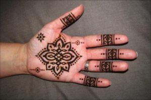 25 DIY Mehndi Designs for Regular Use