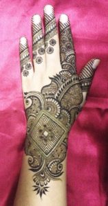 25 DIY Mehndi Designs for Regular Use