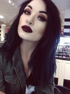 7 6 225x300 - En Route the Goth Way Makeup Styles for you!