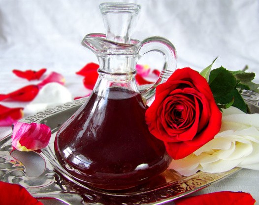 DIY Homemade Rose Water Recipe