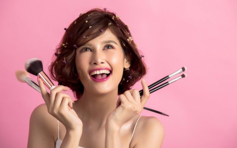 Effects of makeup for female Effects of makeup for female