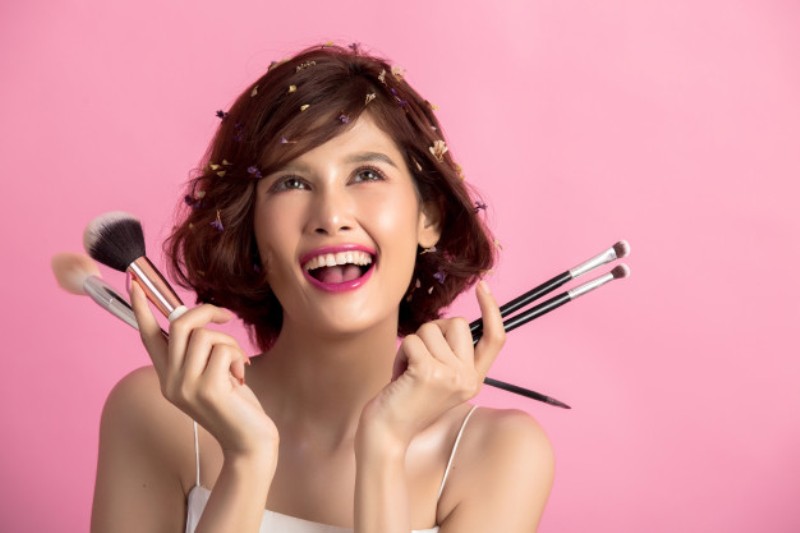 short hair asian young beautiful woman applying cosmetic powder brush 1150 13018 - Save time with easy morning makeup routine.