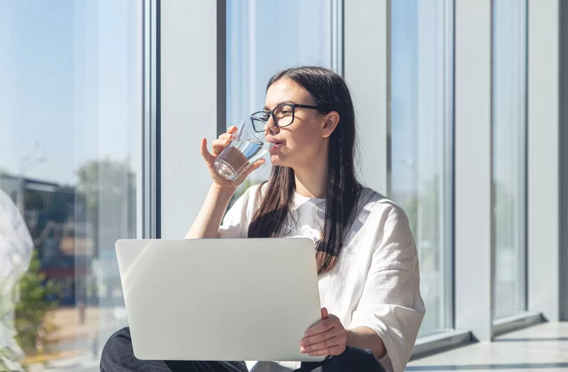 Healthy Desk Habits: Reduce Pain While Working Long Hours Healthy Desk Habits: Reduce Pain While Working Long Hours